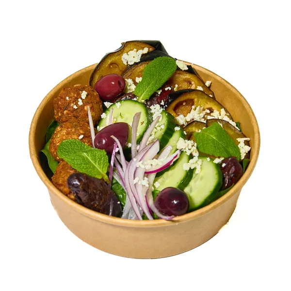 Bowl mediterráneo con berenjena, olivas y falafel