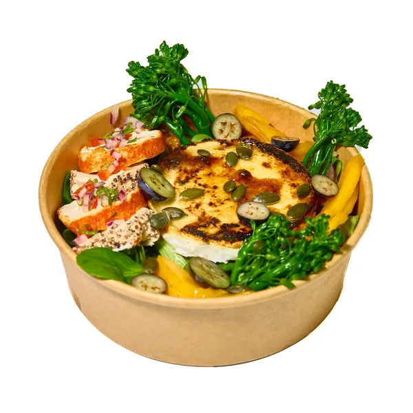 Bowl con halloumi, salmón y verduras