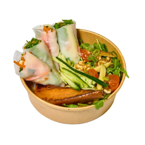 Bowl con rollitos vietnamitas y verduras frescas