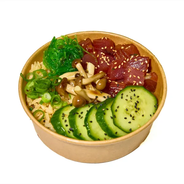 Poke bowl de atún con pepino y algas