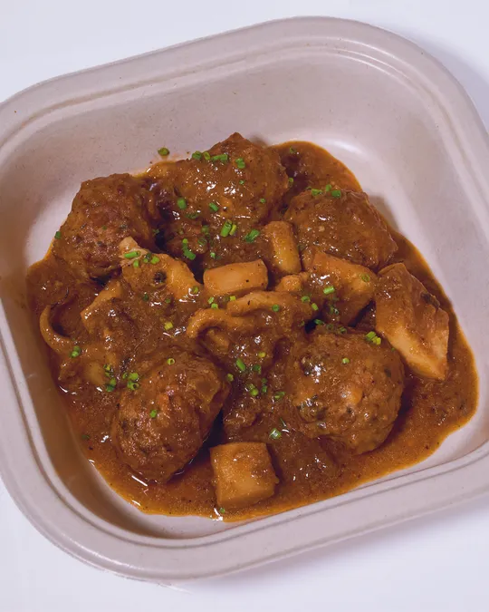 Albóndigas a la catalana con sepia de playa