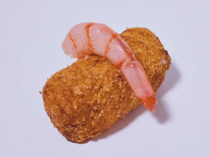 Croqueta de marisco crujiente con gamba