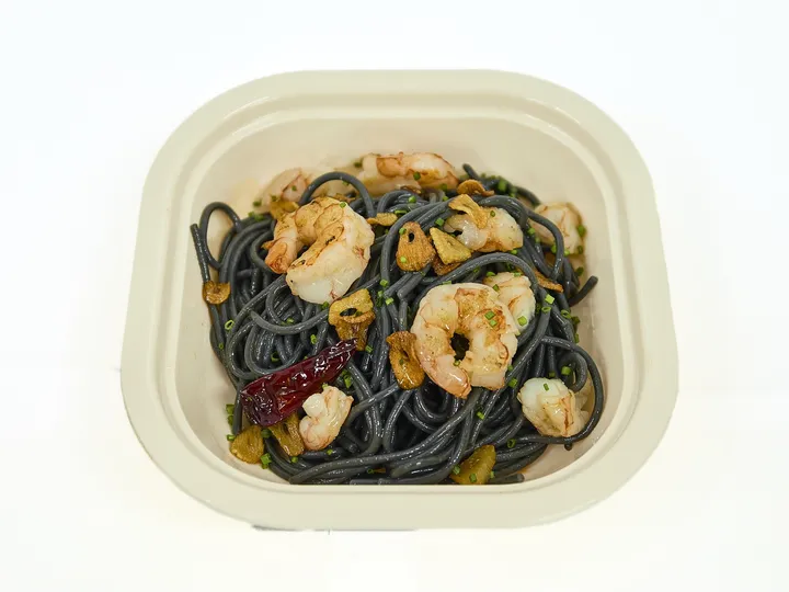 Fideos negros de sepia con langostinos y ajo
