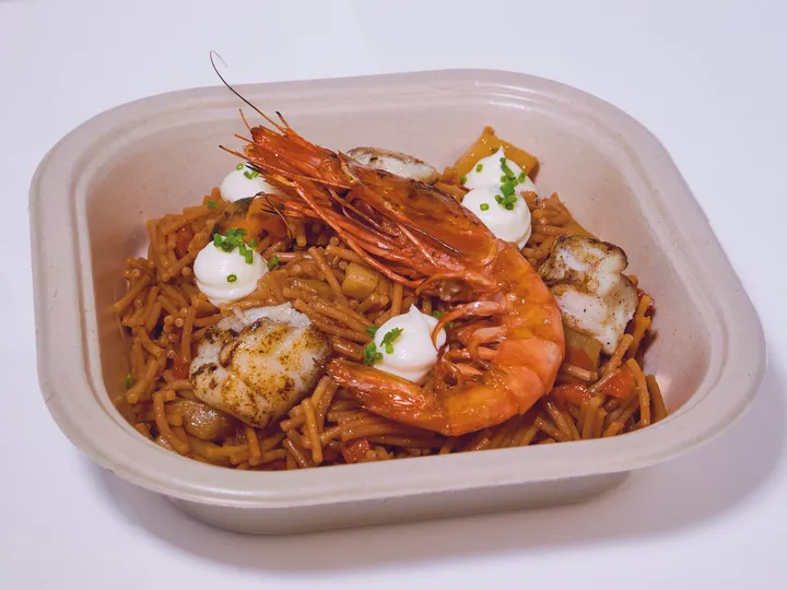 Fideuá de marisco y pescado de roca