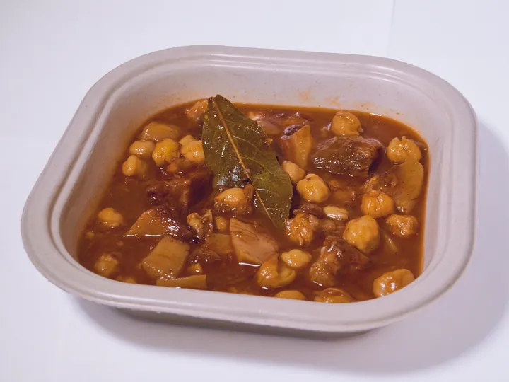 Callos con garbanzos guisados a fuego lento