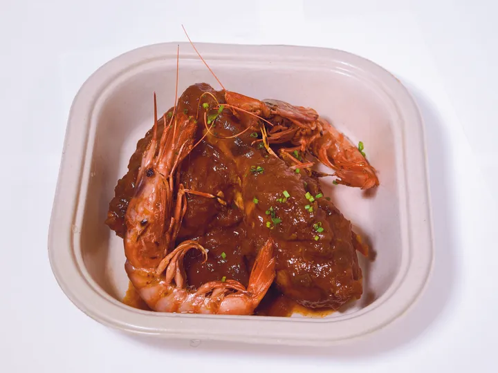 Pollo con gambas en salsa, mar y montaña