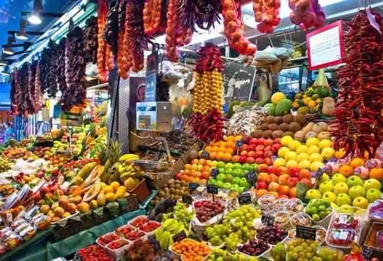 Parada de mercado de Barcelona repleta de fruta y verdura de temporada